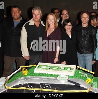 10. Februar 2009 - Universal City, Kalifornien, USA - Schauspieler LAURENCE FISHBURNE, WILLIAM PETERSEN, MARG HELGENBERGER, GEORGE EADS & Besetzung von CSI feiert 200. Episode Onl Menge in den Universal Studios. (Kredit-Bild: © Lisa O'Connor/ZUMA Press) Stockfoto