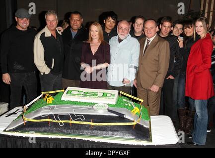 10. Februar 2009 - Universal City, Kalifornien, USA - Schauspieler LAURENCE FISHBURNE, WILLIAM PETERSEN, MARG HELGENBERGER, GEORGE EADS & Besetzung von CSI feiert 200. Episode Onl Menge in den Universal Studios. (Kredit-Bild: © Lisa O'Connor/ZUMA Press) Stockfoto