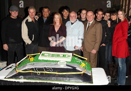 10. Februar 2009 - Universal City, Kalifornien, USA - Schauspieler LAURENCE FISHBURNE, WILLIAM PETERSEN, MARG HELGENBERGER, GEORGE EADS & Besetzung von CSI feiert 200. Episode Onl Menge in den Universal Studios. (Kredit-Bild: © Lisa O'Connor/ZUMA Press) Stockfoto