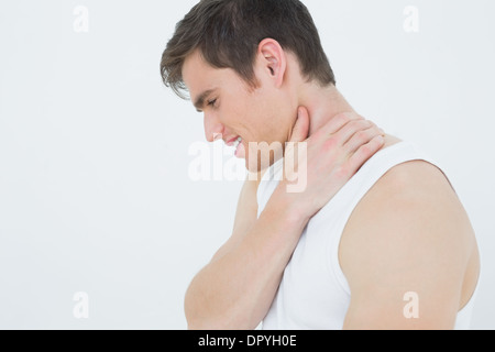 Nahaufnahme Seitenansicht eines Mannes Nackenschmerzen leiden Stockfoto