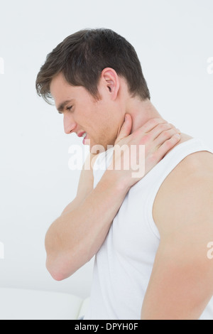 Seitenansicht eines jungen Mannes Nackenschmerzen leiden Stockfoto