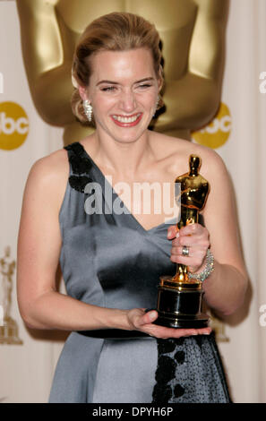 22. Februar 2009 - Los Angeles, Kalifornien, USA - KATE WINSLET mit ihrem award für "beste Leistung einer Schauspielerin in einer Hauptrolle für"Der Vorleser"im Drucksaal auf der 81. Oscar-Verleihung im Kodak Theatre in Hollywood statt. (Kredit-Bild: © Lisa O'Connor/ZUMA Press) Stockfoto