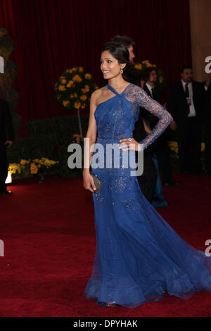 22. Februar 2009 - Hollywood, Kalifornien, USA - Indien FREIDA PINTO, Ankunft in der 81. Oscar-Verleihung im Kodak Theatre in Hollywood statt. (Kredit-Bild: © Lisa O'Connor/ZUMA Press) Stockfoto