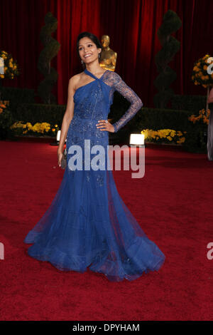 22. Februar 2009 - Hollywood, Kalifornien, USA - Indien FREIDA PINTO, Ankunft in der 81. Oscar-Verleihung im Kodak Theatre in Hollywood statt. (Kredit-Bild: © Lisa O'Connor/ZUMA Press) Stockfoto