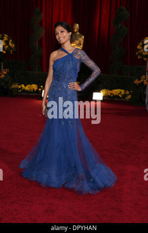 22. Februar 2009 - Hollywood, Kalifornien, USA - Indien FREIDA PINTO, Ankunft in der 81. Oscar-Verleihung im Kodak Theatre in Hollywood statt. (Kredit-Bild: © Lisa O'Connor/ZUMA Press) Stockfoto