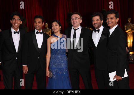 22. Februar 2009 statt - Hollywood, Kalifornien, USA - von "Slumdog Millionaire" (L-R) goß, Schauspieler DEV PATEL, IRRFAN KHAN und FREIDA PINTO, britische Regisseur DANNY BOYLE und Schauspieler ANIL KAPOOR und MADHUR MITTAL, Ankunft in der 81. Oscar-Verleihung im Kodak Theatre in Hollywood. (Kredit-Bild: © Lisa O'Connor/ZUMA Press) Stockfoto