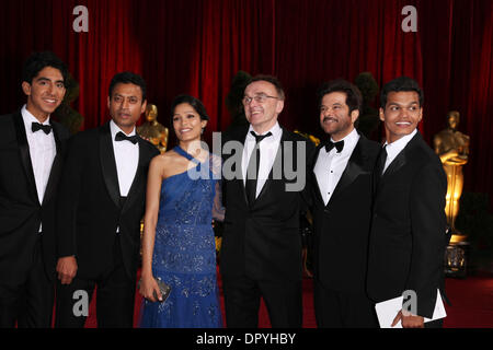 22. Februar 2009 statt - Hollywood, Kalifornien, USA - von "Slumdog Millionaire" (L-R) goß, Schauspieler DEV PATEL, IRRFAN KHAN und FREIDA PINTO, britische Regisseur DANNY BOYLE und Schauspieler ANIL KAPOOR und MADHUR MITTAL, Ankunft in der 81. Oscar-Verleihung im Kodak Theatre in Hollywood. (Kredit-Bild: © Lisa O'Connor/ZUMA Press) Stockfoto