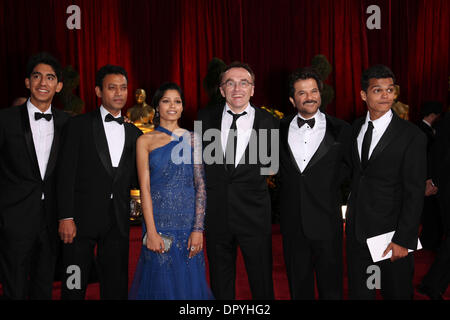 22. Februar 2009 statt - Hollywood, Kalifornien, USA - von "Slumdog Millionaire" (L-R) goß, Schauspieler DEV PATEL, IRRFAN KHAN und FREIDA PINTO, britische Regisseur DANNY BOYLE und Schauspieler ANIL KAPOOR und MADHUR MITTAL, Ankunft in der 81. Oscar-Verleihung im Kodak Theatre in Hollywood. (Kredit-Bild: © Lisa O'Connor/ZUMA Press) Stockfoto