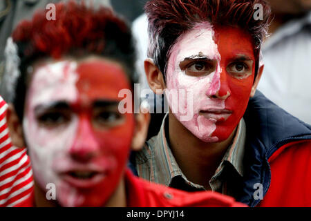 10. März 2009 - Teheran - Iranis Persepolis-Fans mit ihren Gesichtern bemalt rot-weißen UH einen Fußball, Fußball, Spiel in Azadi Sport Komplex. (Kredit-Bild: © Roshan Norouzi/ZUMA Press) Stockfoto