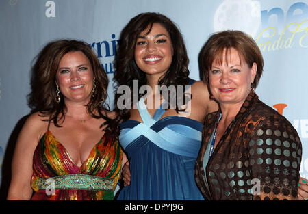 26. März 2009 - San Pedro, Kalifornien, USA - Musiker JORDIN SPARKS mit Mutter JODI & Großmutter PAM Ankunft in einen herrlichen Abend statt an Bord der Carnival Splendor in den Hafen von Los Angeles. (Kredit-Bild: © Lisa O'Connor/ZUMA Press) Stockfoto