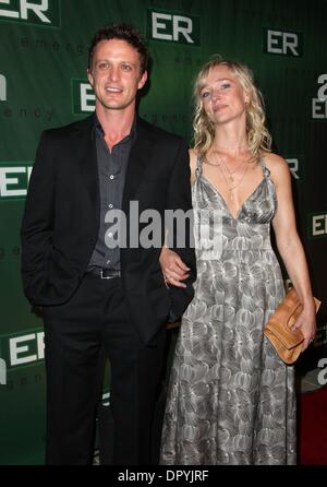 28. März 2009 - Hollywood, Kalifornien, USA - Schauspieler DAVID LYONS & Actress KARI MATCHETT ankommen, die er "sagt auf Wiedersehen nach 15 Jahre Party im sozialen statt. (Kredit-Bild: © Lisa O'Connor/ZUMA Press) Stockfoto