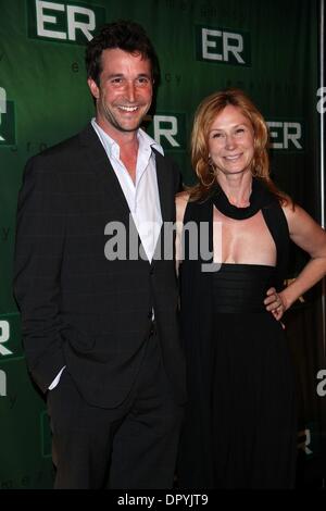 28. März 2009 - Hollywood, Kalifornien, USA - Schauspieler NOAH WYLE & Frau TRACY WARBIN ankommen, die er "sagt auf Wiedersehen nach 15 Jahre Party im sozialen statt. (Kredit-Bild: © Lisa O'Connor/ZUMA Press) Stockfoto