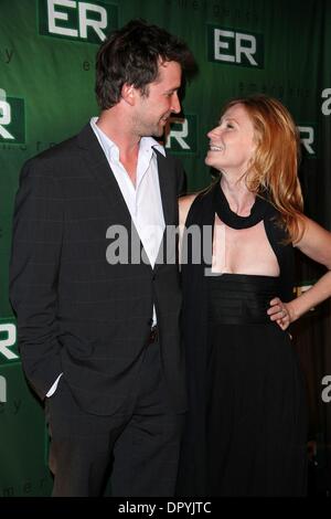 28. März 2009 - Hollywood, Kalifornien, USA - Schauspieler NOAH WYLE & Frau TRACY WARBIN ankommen, die er "sagt auf Wiedersehen nach 15 Jahre Party im sozialen statt. (Kredit-Bild: © Lisa O'Connor/ZUMA Press) Stockfoto