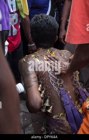 Kuala Lumpur, Malaysia. 17. Januar 2014. Ein Anhänger nimmt an der Hindu Thaipusam bei den Batu-Höhlen am Rande von Kuala Lumpur, Malaysia, 17. Januar 2014-Festival Teil. Die Hindu tamilische Bevölkerung Malaysias feiert Thaipusam, ein Tag der Dankbarkeit und der Buße. Thaipusam ehrt Murugan, dem Hindu-Gott des Krieges und der Sieg, und die Teilnehmer gehen zu extremen Maßnahmen, um ihre Dankbarkeit zu zeigen. Mehr als 1 Million Menschen dürften heute den Batu-Höhlen zu besuchen. Bildnachweis: Asien-Datei/Alamy Live-Nachrichten Stockfoto