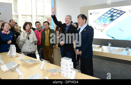 Peking, China. 17. Januar 2014. Apple Chef Tim Cook (2. R) und China Mobile Vorsitzender Xi Guohua (1. R) die Frage der iPhone-Modelle für 4G in Peking, Hauptstadt von China, 17. Januar 2014 zu besuchen. China Mobile, der weltweit größten Mobilfunknetz, erhielt eine 4G-Lizenz aus dem Ministerium für Industrie und Informationstechnologie im Dezember 2013. Bald darauf kündigte China Mobile und Apple einen Vertrag am 23. Dez. 4 G Dienst mit iPhone-Modelle vom 17. Januar. Bildnachweis: Qi Heng/Xinhua/Alamy Live-Nachrichten Stockfoto