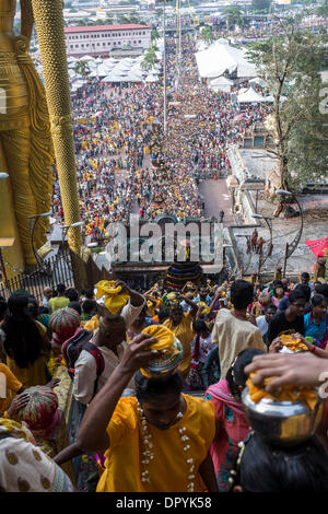 Kuala Lumpur, Malaysia. 17. Januar 2014. Anhänger teilnehmen an die hinduistische Festival Thaipusam bei den Batu-Höhlen am Rande von Kuala Lumpur, Malaysia, 17. Januar 2014. Die Hindu tamilische Bevölkerung Malaysias feiert Thaipusam, ein Tag der Dankbarkeit und der Buße. Thaipusam ehrt Murugan, dem Hindu-Gott des Krieges und der Sieg, und die Teilnehmer gehen zu extremen Maßnahmen, um ihre Dankbarkeit zu zeigen. Mehr als 1 Million Menschen dürften heute den Batu-Höhlen zu besuchen. Bildnachweis: Asien-Datei/Alamy Live-Nachrichten Stockfoto