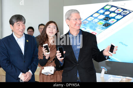 Peking, China. 17. Januar 2014. Apples CEO Tim Cook (R) und China Mobile Vorsitzender Xi Guohua (L) besuchen die Frage der iPhone-Modelle für 4 G in Peking, Hauptstadt von China, 17. Januar 2014. China Mobile, der weltweit größten Mobilfunknetz, erhielt eine 4G-Lizenz aus dem Ministerium für Industrie und Informationstechnologie im Dezember 2013. Bald darauf kündigte China Mobile und Apple einen Vertrag am 23. Dez. 4 G Dienst mit iPhone-Modelle vom 17. Januar. Bildnachweis: Qi Heng/Xinhua/Alamy Live-Nachrichten Stockfoto