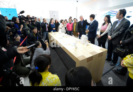 Peking, China. 17. Januar 2014. Apple Chef Tim Cook (4. R) und China Mobile Vorsitzender Xi Guohua (3. R) die Frage der iPhone-Modelle für 4G in Peking, Hauptstadt von China, 17. Januar 2014 zu besuchen. China Mobile, der weltweit größten Mobilfunknetz, erhielt eine 4G-Lizenz aus dem Ministerium für Industrie und Informationstechnologie im Dezember 2013. Bald darauf kündigte China Mobile und Apple einen Vertrag am 23. Dez. 4 G Dienst mit iPhone-Modelle vom 17. Januar. Bildnachweis: Qi Heng/Xinhua/Alamy Live-Nachrichten Stockfoto