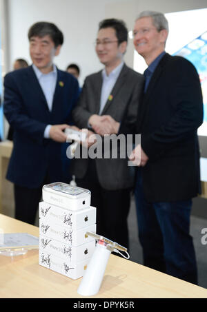 Peking, China. 17. Januar 2014. Apples CEO Tim Cook (R) und China Mobile Vorsitzender Xi Guohua (L) besuchen die Frage der iPhone-Modelle für 4 G in Peking, Hauptstadt von China, 17. Januar 2014. China Mobile, der weltweit größten Mobilfunknetz, erhielt eine 4G-Lizenz aus dem Ministerium für Industrie und Informationstechnologie im Dezember 2013. Bald darauf kündigte China Mobile und Apple einen Vertrag am 23. Dez. 4 G Dienst mit iPhone-Modelle vom 17. Januar. Bildnachweis: Qi Heng/Xinhua/Alamy Live-Nachrichten Stockfoto