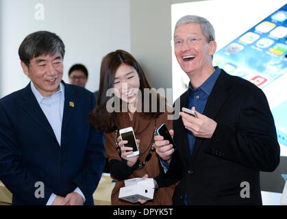 Peking, China. 17. Januar 2014. Apples CEO Tim Cook (R) und China Mobile Vorsitzender Xi Guohua (L) besuchen die Frage der iPhone-Modelle für 4 G in Peking, Hauptstadt von China, 17. Januar 2014. China Mobile, der weltweit größten Mobilfunknetz, erhielt eine 4G-Lizenz aus dem Ministerium für Industrie und Informationstechnologie im Dezember 2013. Bald darauf kündigte China Mobile und Apple einen Vertrag am 23. Dez. 4 G Dienst mit iPhone-Modelle vom 17. Januar. Bildnachweis: Qi Heng/Xinhua/Alamy Live-Nachrichten Stockfoto