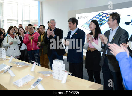 Peking, China. 17. Januar 2014. Apple Chef Tim Cook (4. R) und China Mobile Vorsitzender Xi Guohua (3. R) die Frage der iPhone-Modelle für 4G in Peking, Hauptstadt von China, 17. Januar 2014 zu besuchen. China Mobile, der weltweit größten Mobilfunknetz, erhielt eine 4G-Lizenz aus dem Ministerium für Industrie und Informationstechnologie im Dezember 2013. Bald darauf kündigte China Mobile und Apple einen Vertrag am 23. Dez. 4 G Dienst mit iPhone-Modelle vom 17. Januar. Bildnachweis: Qi Heng/Xinhua/Alamy Live-Nachrichten Stockfoto