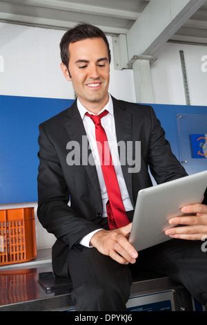 Geschäftsmann mit Digital-Tablette In Wäsche Stockfoto