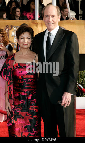 25. Januar 2009 - Los Angeles, Kalifornien, USA - RICHARD JENKINS und Gast kommt bei der 15. Annual Screen Actors Guild Awards im Shrine Auditorium in Los Angeles. (Kredit-Bild: © Lisa O'Connor/ZUMA Press) Stockfoto