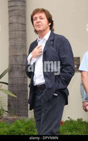 14. April 2009 feiert - Hollywood, Kalifornien, USA - Musiker SIR PAUL MCCARTNEY, George Harrison geehrt posthum mit Stern auf dem Walk of Fame in Hollywood.  (Kredit-Bild: © Lisa O'Connor/ZUMA Press) Stockfoto