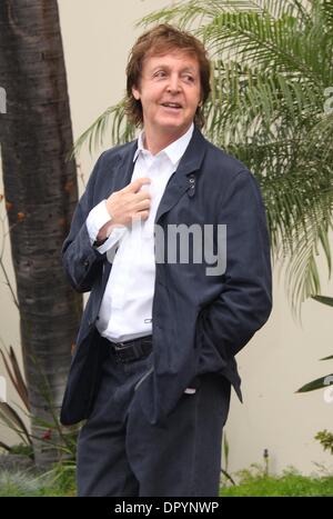 14. April 2009 feiert - Hollywood, Kalifornien, USA - Musiker SIR PAUL MCCARTNEY, George Harrison geehrt posthum mit Stern auf dem Walk of Fame in Hollywood.  (Kredit-Bild: © Lisa O'Connor/ZUMA Press) Stockfoto