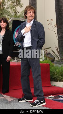 14. April 2009 feiert - Hollywood, Kalifornien, USA - Musiker SIR PAUL MCCARTNEY, George Harrison geehrt posthum mit Stern auf dem Walk of Fame in Hollywood.  (Kredit-Bild: © Lisa O'Connor/ZUMA Press) Stockfoto