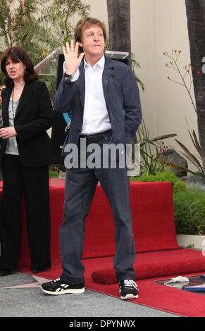 14. April 2009 feiert - Hollywood, Kalifornien, USA - Musiker SIR PAUL MCCARTNEY, George Harrison geehrt posthum mit Stern auf dem Walk of Fame in Hollywood.  (Kredit-Bild: © Lisa O'Connor/ZUMA Press) Stockfoto