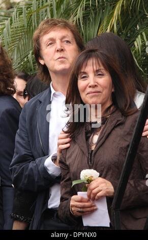 14. April 2009 - Hollywood, Kalifornien, USA - Musiker SIR PAUL MCCARTNEY mit OLIVIA HARRISON George Harrison geehrt posthum mit Stern auf dem Walk of Fame in Hollywood feiern.  (Kredit-Bild: © Lisa O'Connor/ZUMA Press) Stockfoto