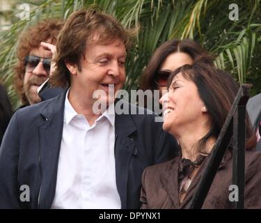 14. April 2009 - Hollywood, Kalifornien, USA - Musiker SIR PAUL MCCARTNEY mit OLIVIA HARRISON George Harrison geehrt posthum mit Stern auf dem Walk of Fame in Hollywood feiern.  (Kredit-Bild: © Lisa O'Connor/ZUMA Press) Stockfoto