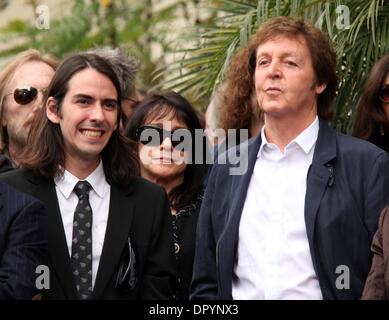 14. April 2009 - Hollywood, Kalifornien, USA - Musiker SIR PAUL MCCARTNEY mit DHANI HARRISON George Harrison geehrt posthum mit Stern auf dem Walk of Fame in Hollywood feiern.  (Kredit-Bild: © Lisa O'Connor/ZUMA Press) Stockfoto