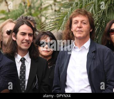 14. April 2009 - Hollywood, Kalifornien, USA - Musiker SIR PAUL MCCARTNEY mit DHANI HARRISON George Harrison geehrt posthum mit Stern auf dem Walk of Fame in Hollywood feiern.  (Kredit-Bild: © Lisa O'Connor/ZUMA Press) Stockfoto