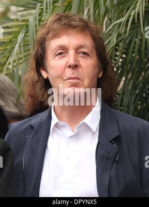 14. April 2009 feiert - Hollywood, Kalifornien, USA - Musiker SIR PAUL MCCARTNEY, George Harrison geehrt posthum mit Stern auf dem Walk of Fame in Hollywood.  (Kredit-Bild: © Lisa O'Connor/ZUMA Press) Stockfoto