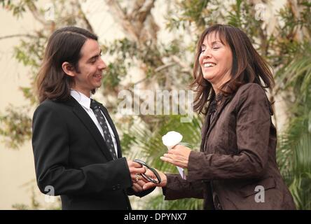 14. April 2009 - Hollywood, Kalifornien, USA - DHANI HARRISON & Mutter OLIVIA HARRISON feiern als George Harrison geehrt posthum mit Stern auf dem Walk of Fame in Hollywood.  (Kredit-Bild: © Lisa O'Connor/ZUMA Press) Stockfoto