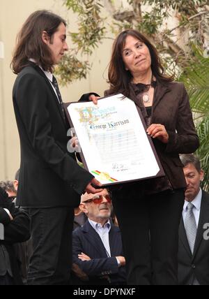 14. April 2009 - Hollywood, Kalifornien, USA - DHANI HARRISON & Mutter OLIVIA HARRISON feiern als George Harrison geehrt posthum mit Stern auf dem Walk of Fame in Hollywood.  (Kredit-Bild: © Lisa O'Connor/ZUMA Press) Stockfoto
