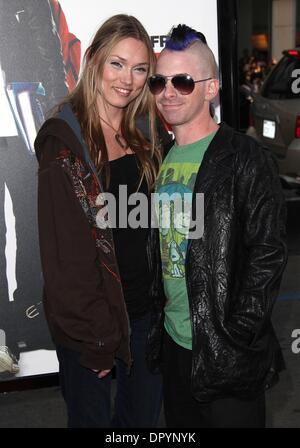 14. April 2009 - Hollywood, Kalifornien, USA - Schauspieler SETH GREEN & Datum ankommen, "17 Again" Los Angeles Premiere Premiere im Mann CHinese Theatre statt. (Kredit-Bild: © Lisa O'Connor/ZUMA Press) Stockfoto