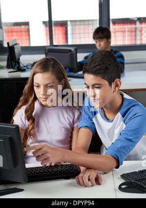 Studenten, die mit Computer im Labor Stockfoto