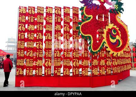 Zhengzhou. 17. Januar 2014. Foto aufgenommen am 5. Februar 2009 zeigt eine "Mauer" mit mehr als 200 chinesische Schriftzeichen "Fu" auf einem Platz in Kaifeng, Henan Provinz Zentral-China gebildet. Das chinesische Schriftzeichen "Fu", was "Glück" bedeutet, ist überall in China während des Frühlingsfestes üblich. Es ist beliebt für seine günstigen Bedeutung, auch als "Glück", das die Chinesen glauben wird Ihnen Segen im kommenden neuen Jahr interpretiert werden können. © Wang Song/Xinhua/Alamy Live-Nachrichten Stockfoto