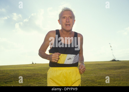 Jimmy Saville trainiert in Roundhay Park, Leeds, Yorkshire, Großbritannien seine Wohnung blickte auf den Park. 1980er oder 1990er Jahre HOMER SYKES Stockfoto