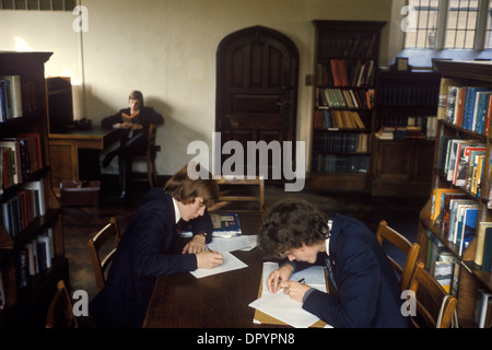 Royal Gymnasium Guildford Surrey. Jungs, die in der Schulbibliothek arbeiten. 1980er Jahre Großbritannien um 1985 HOMER SYKES Stockfoto