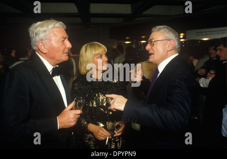 Anthony Shaffer, seine dritte Frau, die Schauspielerin Diane Cilento mit dem Zwillingsbruder Peter Shaffer. 80er Jahre Eröffnungsparty in London, Großbritannien. 1988 HOMER SYKES Stockfoto