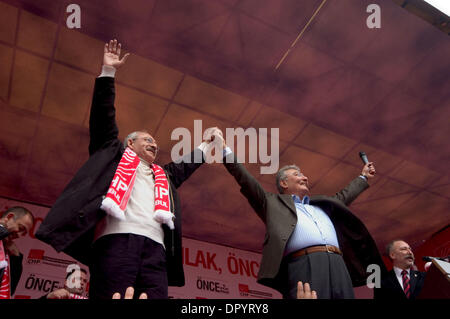 22. März 2009 - Istanbul, Türkei - trotz der nassen Wetterbedingungen, Tausende von Istanbulians besucht 5 verschiedene electional Sitzungen von 5 verschiedenen politischen Parteien auf 3 verschiedenen Plätzen in Istanbul.Republican Volkspartei Volkspartei (CHP) Führer DENIZ BAYKAL (rechts) und CHPs Istanbul Kandidatin für das Bürgermeisteramt KEMAL KILICDAROGLU (links) begrüßte das Publikum während der electional Teepausen gesehen Stockfoto