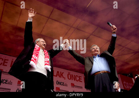 22. März 2009 - Istanbul, Türkei - trotz der nassen Wetterbedingungen, Tausende von Istanbulians besucht 5 verschiedene electional Sitzungen von 5 verschiedenen politischen Parteien auf 3 verschiedenen Plätzen in Istanbul.Republican Volkspartei Volkspartei (CHP) Führer DENIZ BAYKAL (rechts) und CHPs Istanbul Kandidatin für das Bürgermeisteramt KEMAL KILICDAROGLU (links) begrüßte das Publikum während der electional Teepausen gesehen Stockfoto