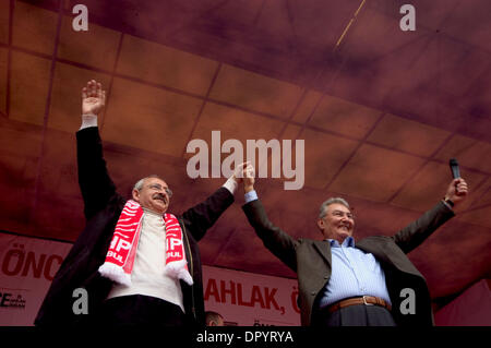 22. März 2009 - Istanbul, Türkei - trotz der nassen Wetterbedingungen, Tausende von Istanbulians besucht 5 verschiedene electional Sitzungen von 5 verschiedenen politischen Parteien auf 3 verschiedenen Plätzen in Istanbul.Republican Volkspartei Volkspartei (CHP) Führer DENIZ BAYKAL (rechts) und CHPs Istanbul Kandidatin für das Bürgermeisteramt KEMAL KILICDAROGLU (links) begrüßte das Publikum während der electional Teepausen gesehen Stockfoto