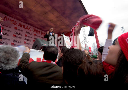 22. März 2009 an 5 verschiedenen electional Sitzungen von 5 verschiedenen politischen Parteien auf 3 verschiedenen Plätzen in Istanbul - Istanbul, Türkei - trotz nassem Wetter, Tausende von Istanbulians teilgenommen. Republikanische Volkspartei Volkspartei (CHP) Führer DENIZ BAYKAL befasst sich das Publikum bei einem electional treffen. (Kredit-Bild: © Aytac Onay/ZUMA Press) Einschränkungen: * Türkei Rechte Stockfoto