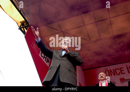 22. März 2009 an 5 verschiedenen electional Sitzungen von 5 verschiedenen politischen Parteien auf 3 verschiedenen Plätzen in Istanbul - Istanbul, Türkei - trotz nassem Wetter, Tausende von Istanbulians teilgenommen. Republikanische Volkspartei Volkspartei (CHP) Führer DENIZ BAYKAL befasst sich das Publikum bei einem electional treffen. (Kredit-Bild: © Aytac Onay/ZUMA Press) Einschränkungen: * Türkei Rechte Stockfoto