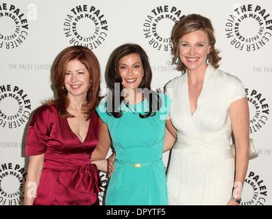 18. April 2009 - Hollywood, Kalifornien, USA - Cast Mitglieder DANA DELANY, TERI HATCHER & BRENDA STRONG ankommen, das 26. jährliche William S. Paley Television Festival - "Desperate Housewives" an den Arclight Kinos statt. (Kredit-Bild: © Lisa O'Connor/ZUMA Press) Stockfoto